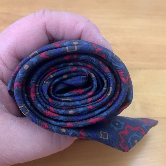 Guy LaRoche Made in USA Silk Tie Navy with Red Floral pattern 60"L x 3.25"W EUC - Picture 7 of 8